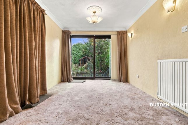 1 Roding Way, Rainham photo 4