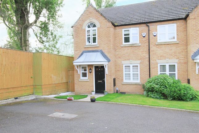 End terrace house for sale in Peak Place, Hyde