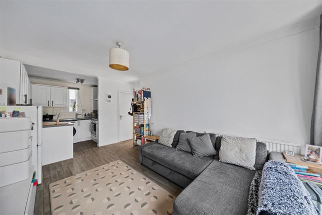 140, Whitehorse Lane, LONDON photo 2