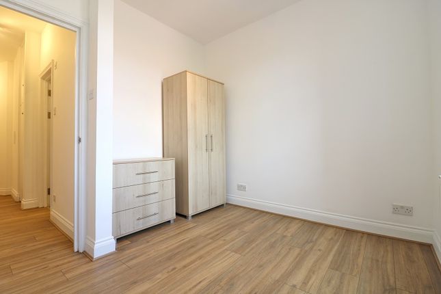 Flat to rent in Craven Avenue, London