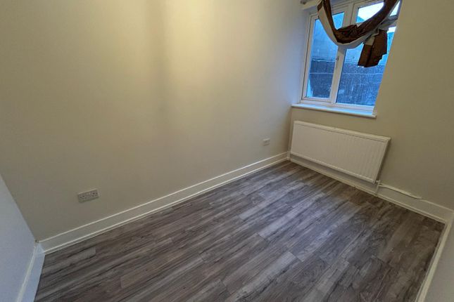 118, Townsend Road, Southall photo 2