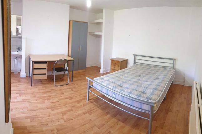 Bright And Tidy Double Bedroom Featuring A Metal-F...