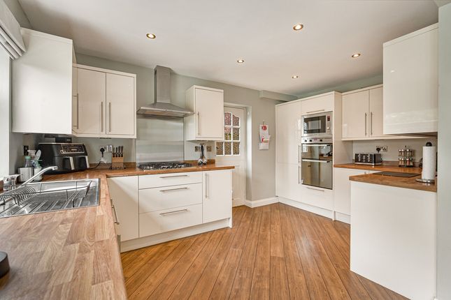 10, Highfield Close, Stockport photo 3
