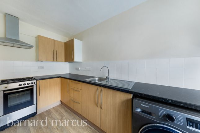 Flat to rent in Parrs Close, Sanderstead, South Croydon
