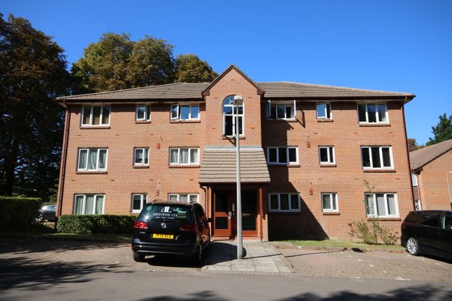 Thumbnail Flat to rent in Tilebarn Close, Henley-On-Thames, Oxfordshire