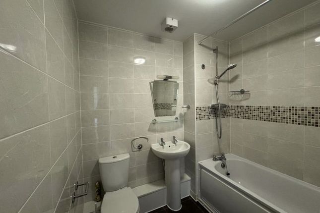 Flat to rent in Fortune Avenue, Edgware