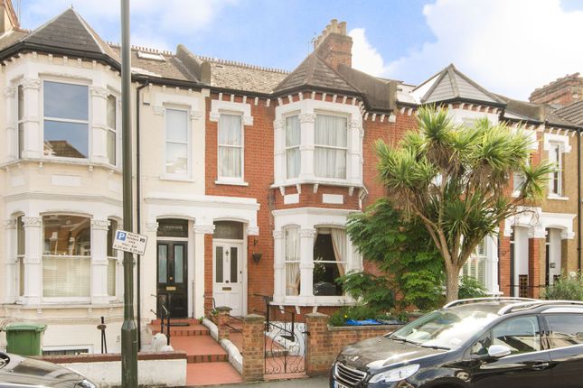 2-bed flat on Woodside, Wimbledon, £2,250/mo