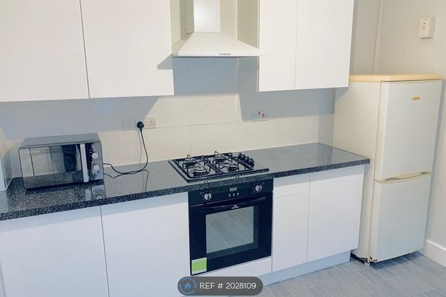 Flat to rent in London Road, Reading