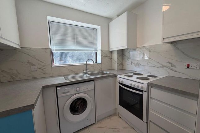 39, Bruce Close, Berks photo 2