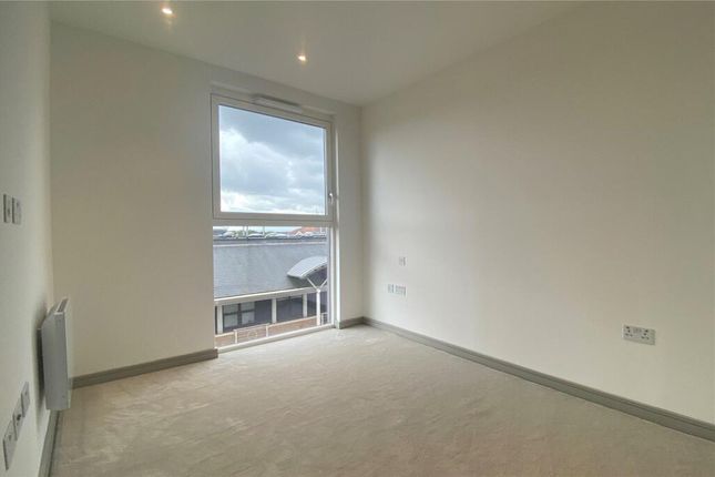Flat to rent in Fairfield Avenue, Staines