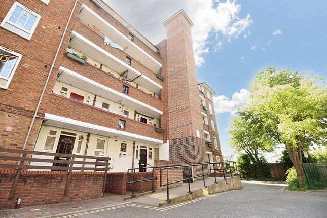 Flat to rent in Samford House, Charlotte Terrace, Islington