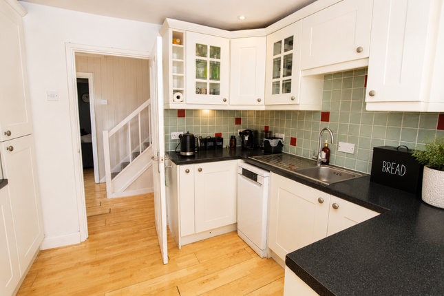 39 Meadow Road, Canterbury photo 4