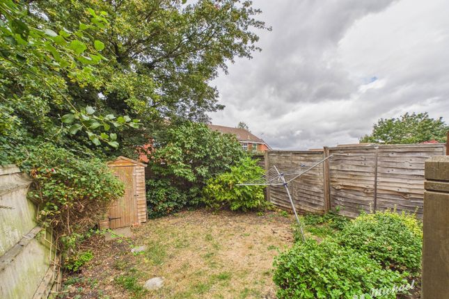 26 Edward Close, Aylesbury photo 3