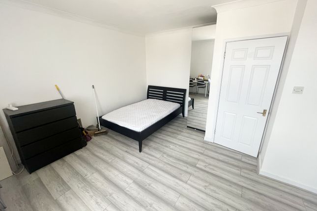 Thumbnail Flat to rent in Hencroft Street South, Slough