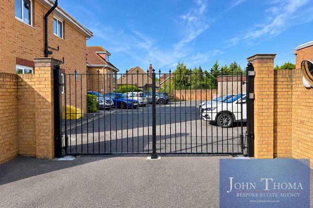 11, Fern Court, Collier Row photo 4