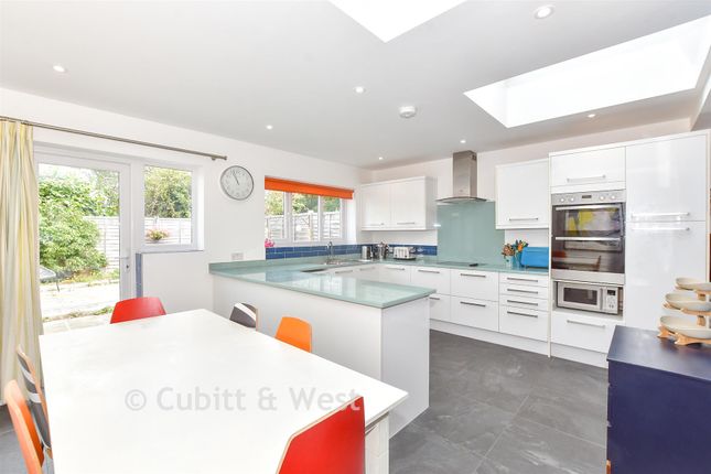19, Grove Park, Chichester photo 4