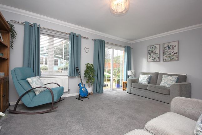 25, Thornbridge Close, Rushden photo 2