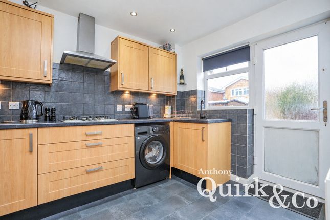 32, Mayland Avenue, Canvey Island photo 4