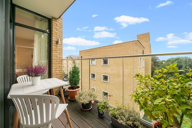 Flat 14, Nurburg House, Frazer Nash Close, Isleworth photo 4