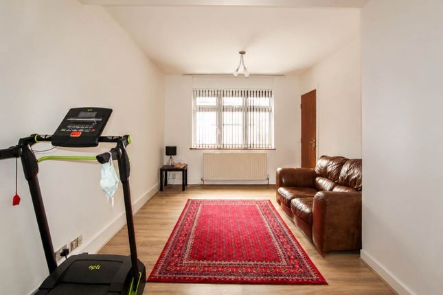 Derwent Drive, Hayes Middlesex photo 3