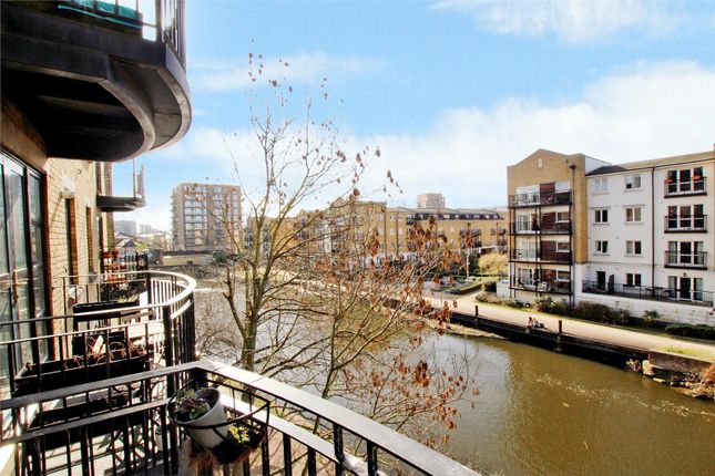 Flat to rent in Copperfield Road, Mile End, London