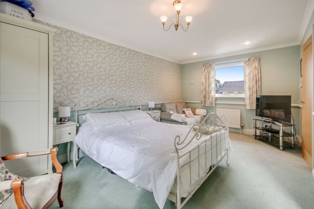 39, Hill House Close, Turners Hill photo 4