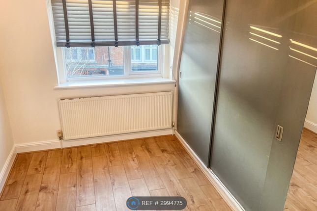 Flat, A Coombe Road, Kingston Upon Thames photo 3