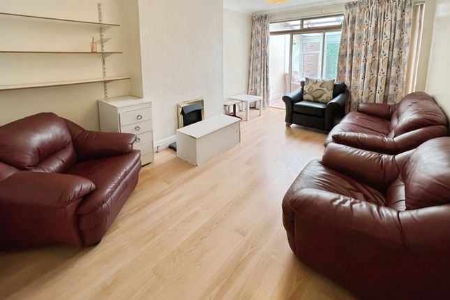 22 Churchill Avenue, Harrow photo 5