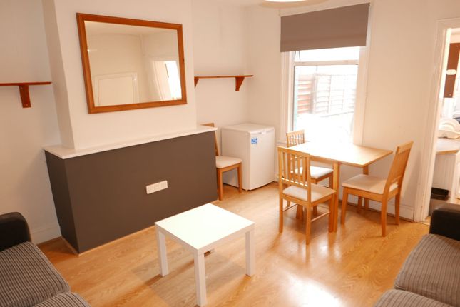 Room to rent in Sherwood Street, Reading