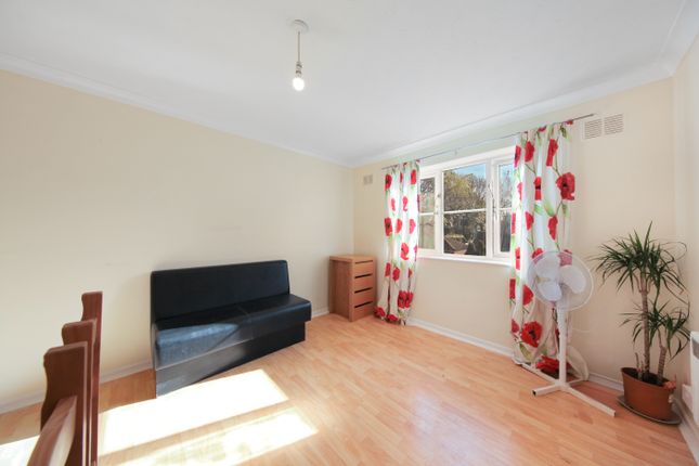 13 Oliver Gardens, Oliver Gardens, London photo 5