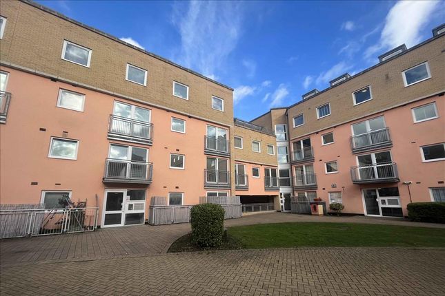 Flat for sale in Wooldridge Close, Feltham, Middlesex
