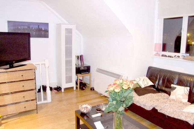 Flat to rent in Limes Close, The Limes Avenue, London