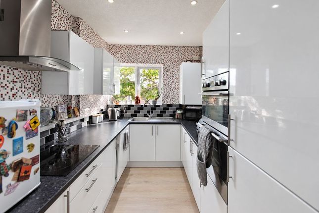 15, Coniston Court, Chessington photo 4