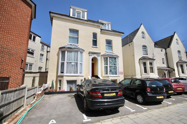 Thumbnail Flat to rent in Alhambra Road, Southsea