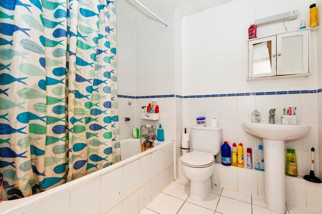 Flat for sale in Rokesby Road, Slough