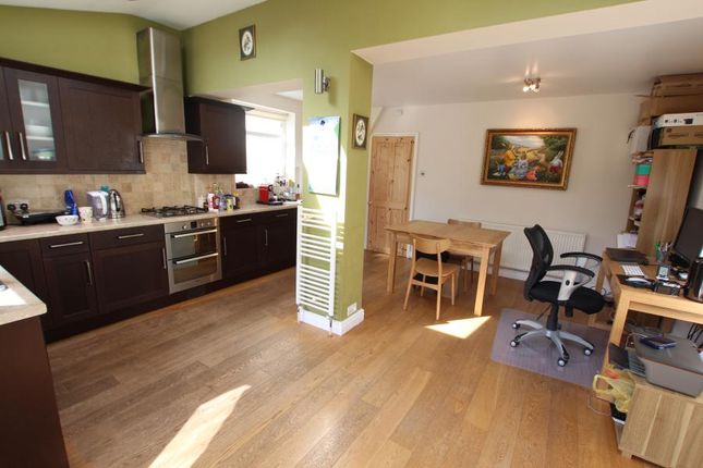 Meadway Drive, Horsell photo 2