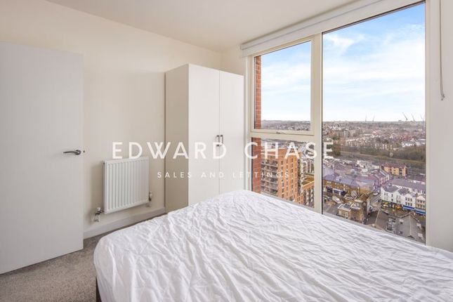 Flat to rent in 7 Shearwater Drive, London