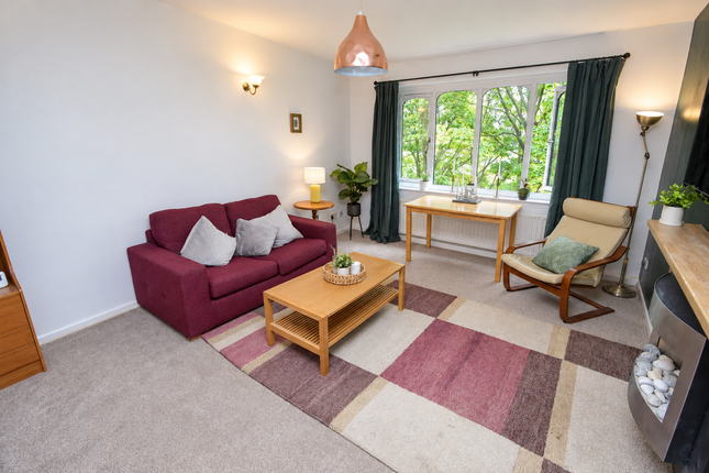 18, Baildon Wood Court, Bradford photo 3