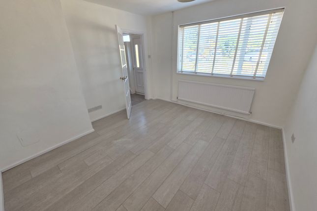 17, Styles Close, Luton photo 3