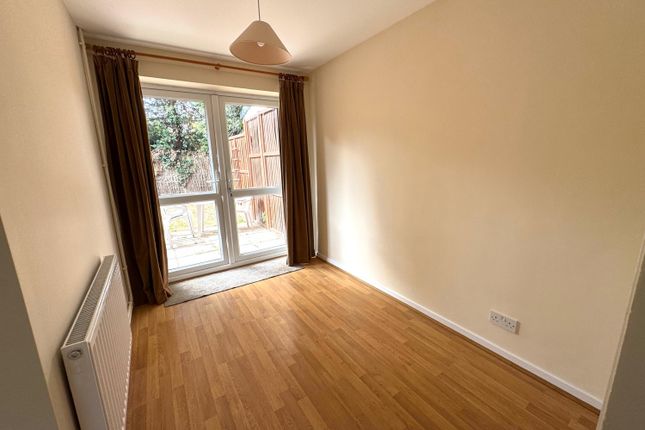 127, Larksfield, Egham photo 3