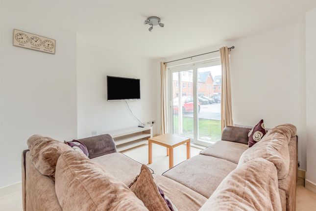 Flat for sale in Yoxall Mews, Redhill