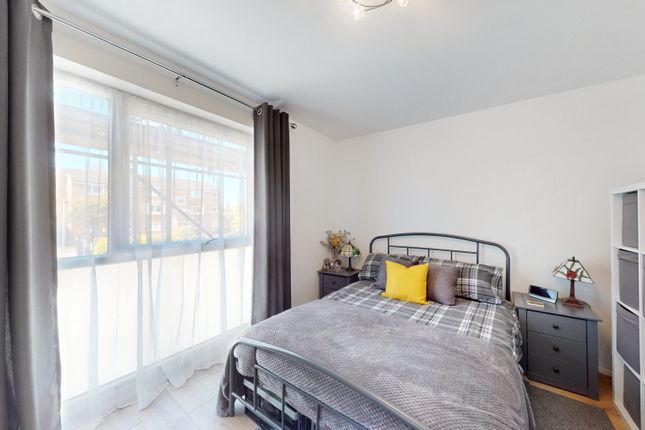 289 Aylsham Drive, Ickenham, Greater London photo 2