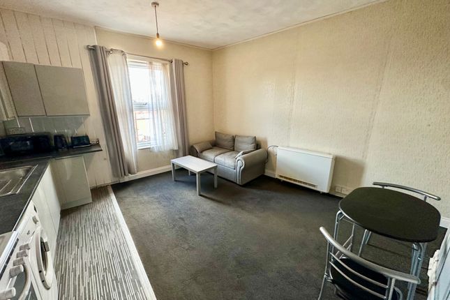 17, LEEDS photo 5