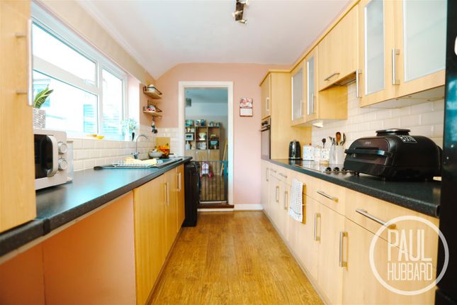 46, Somerton Avenue, Lowestoft photo 3