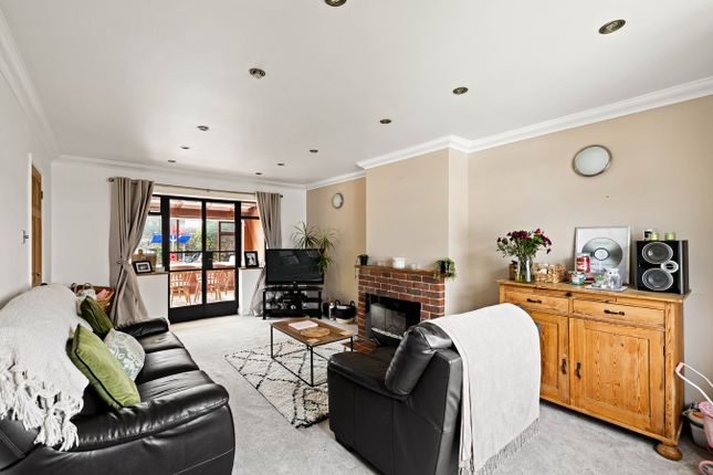 12, White Cliff Way, Folkestone photo 2