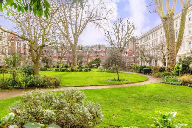 Flat to rent in Earls Court Square, Earls Court, London