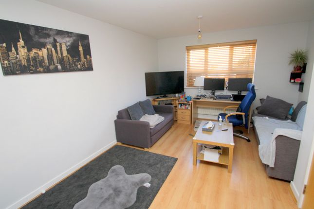 Thumbnail Flat to rent in Chertsey Road, Feltham