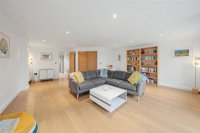 9, Pennyfield Close, Leeds photo 4