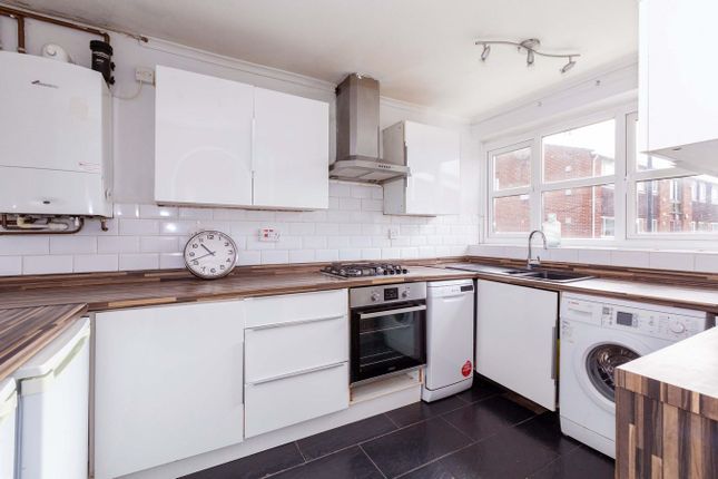 194, Grampian Way, Slough photo 4
