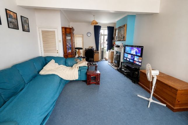38 Blenheim Road, London photo 2